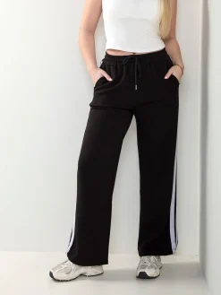 Calças desportivas com faixa lateral