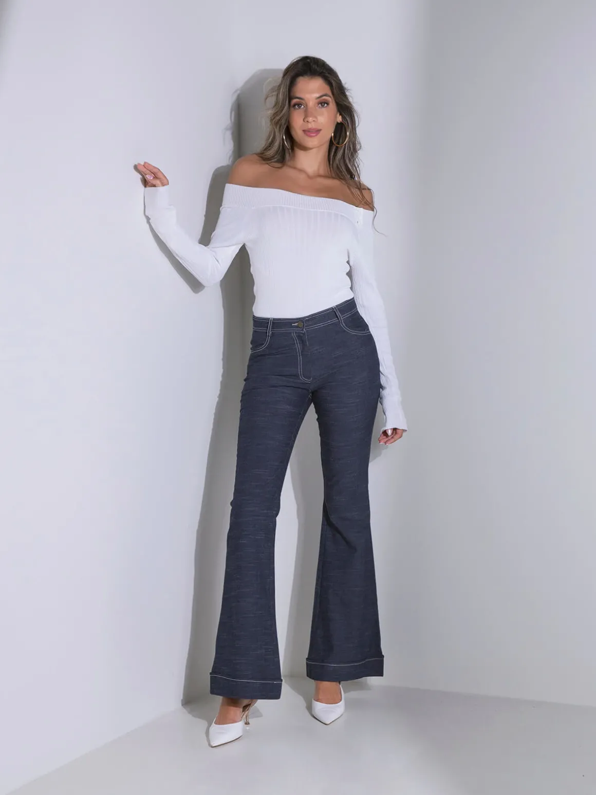 Calças efeito ganga à boca de sino