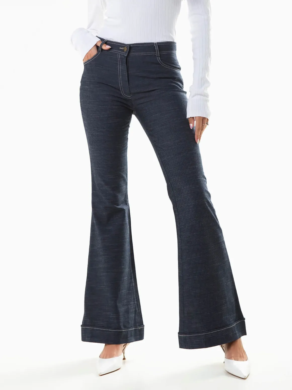 Calças efeito ganga à boca de sino