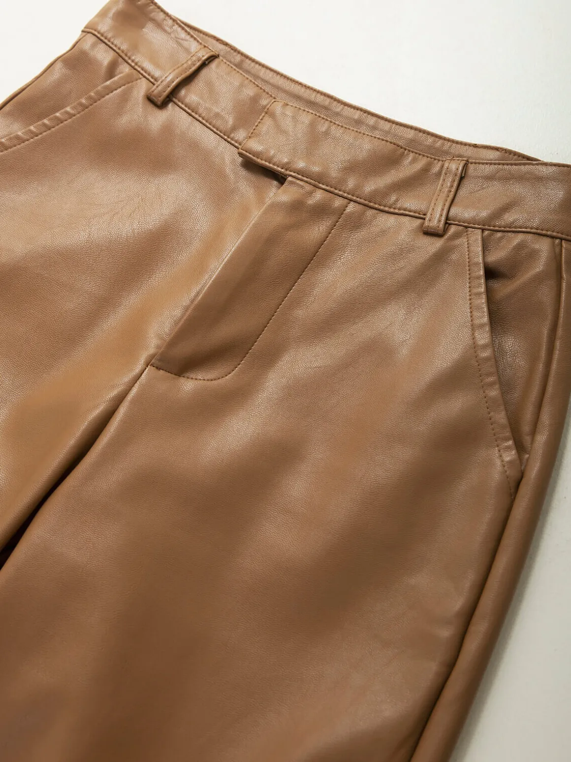 Calças efeito pele de perna larga