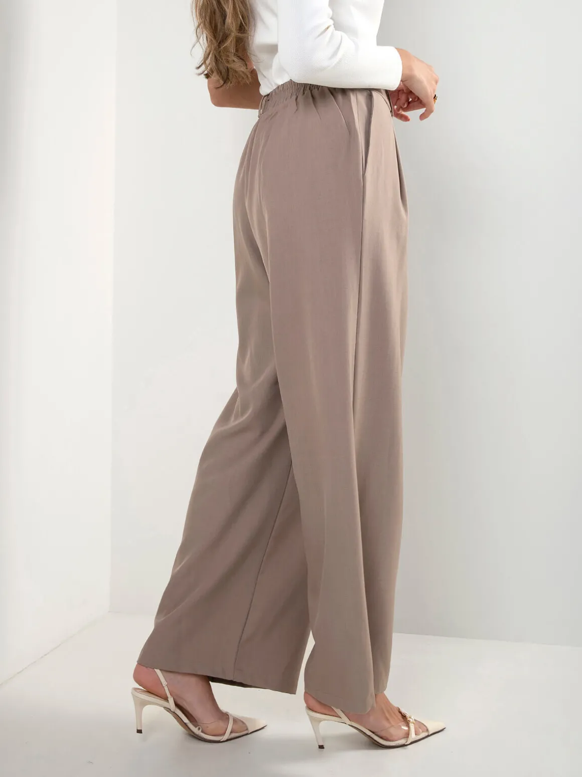 Calças fluídas cintura alta