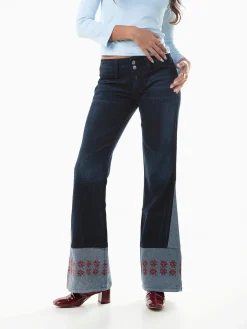 Calças ganga boca de sino com bordados