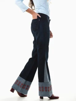 Calças ganga boca de sino com bordados