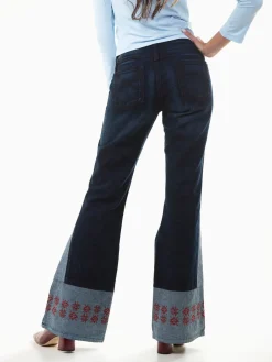 Calças ganga boca de sino com bordados