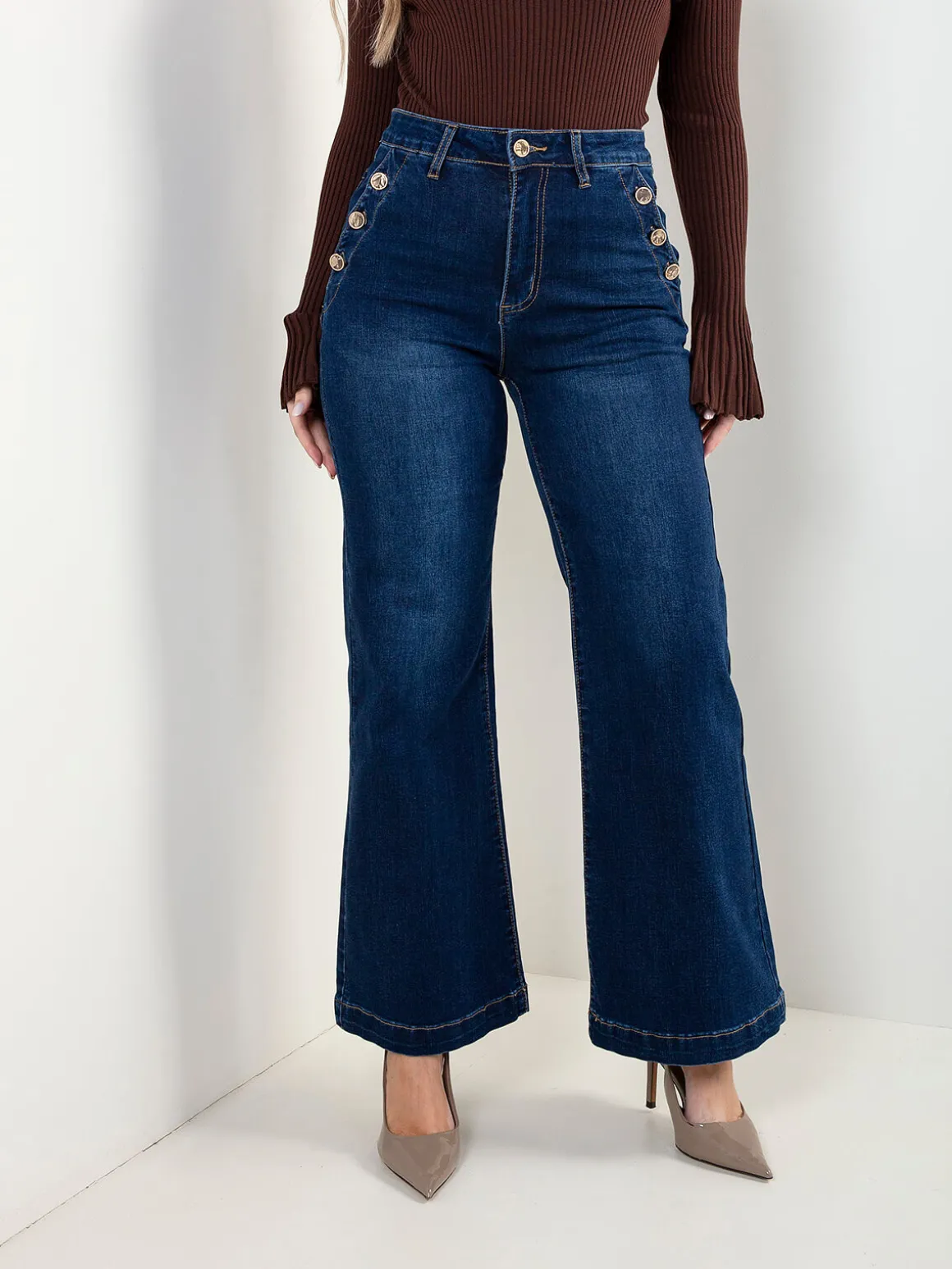 Calças ganga com botões dourados