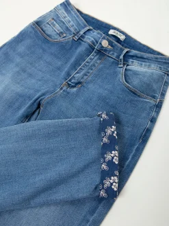 Calças ganga justas com bordados