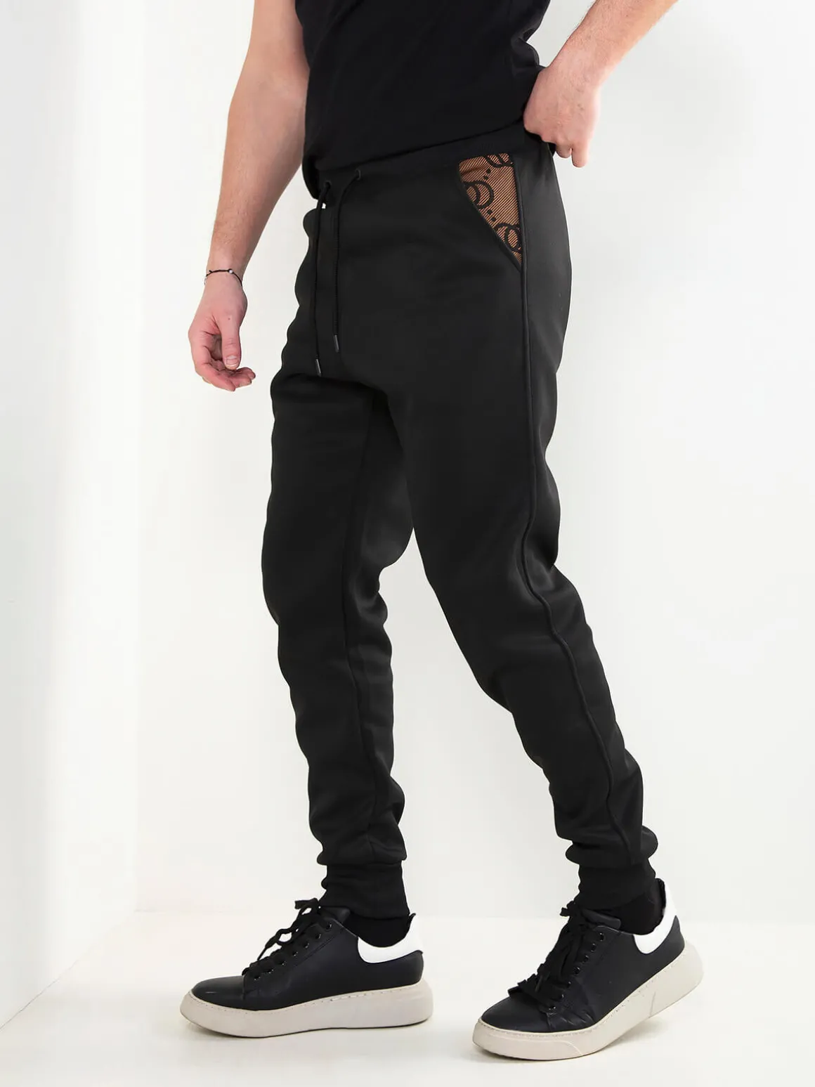 Calças jogger pretas com estampado