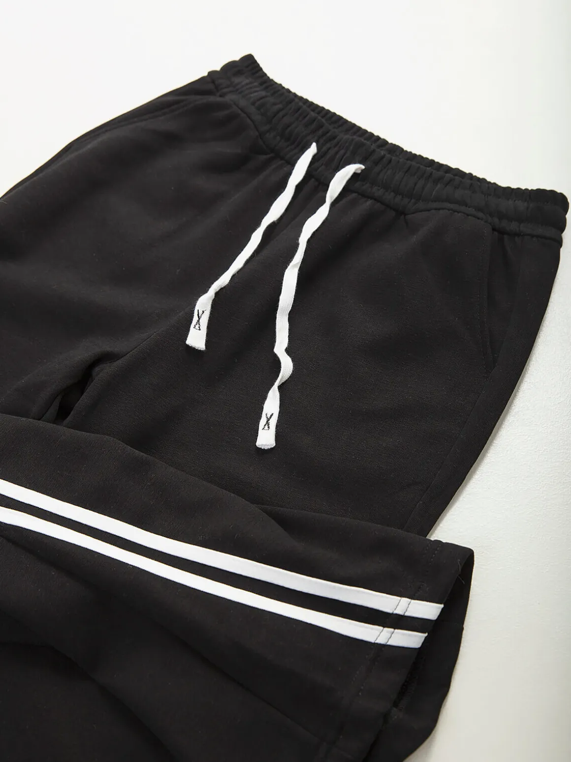 Calças largas riscas laterais