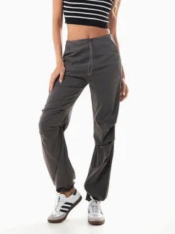 Calças parachute com pregas