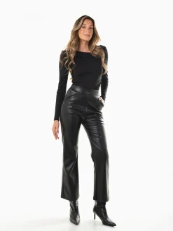 Calças pretas efeito pele com bolsos