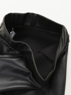 Calças pretas efeito pele com bolsos