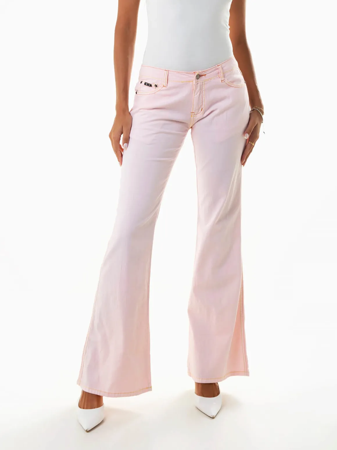 Calças sarja à boca de sino