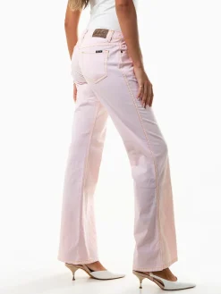 Calças sarja à boca de sino