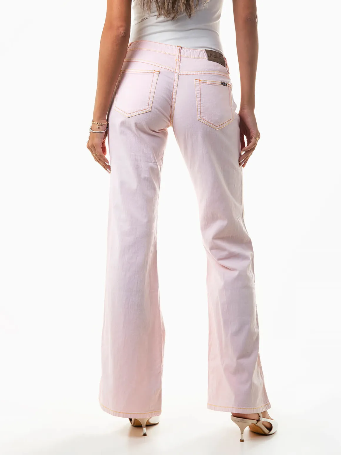 Calças sarja à boca de sino