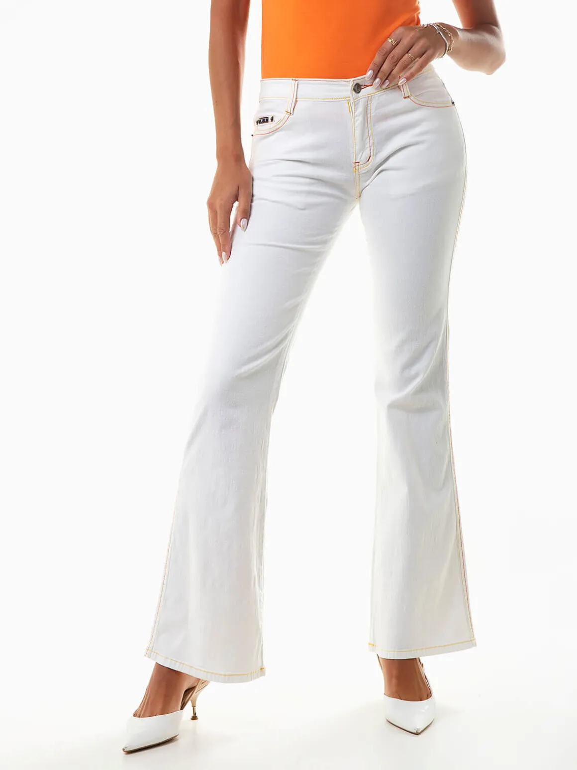 Calças sarja à boca de sino