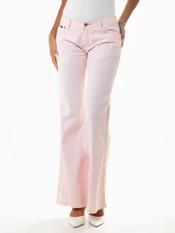 Calças sarja à boca de sino