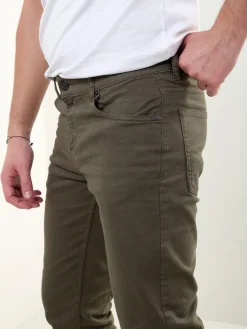 Calças sarja com bolsos