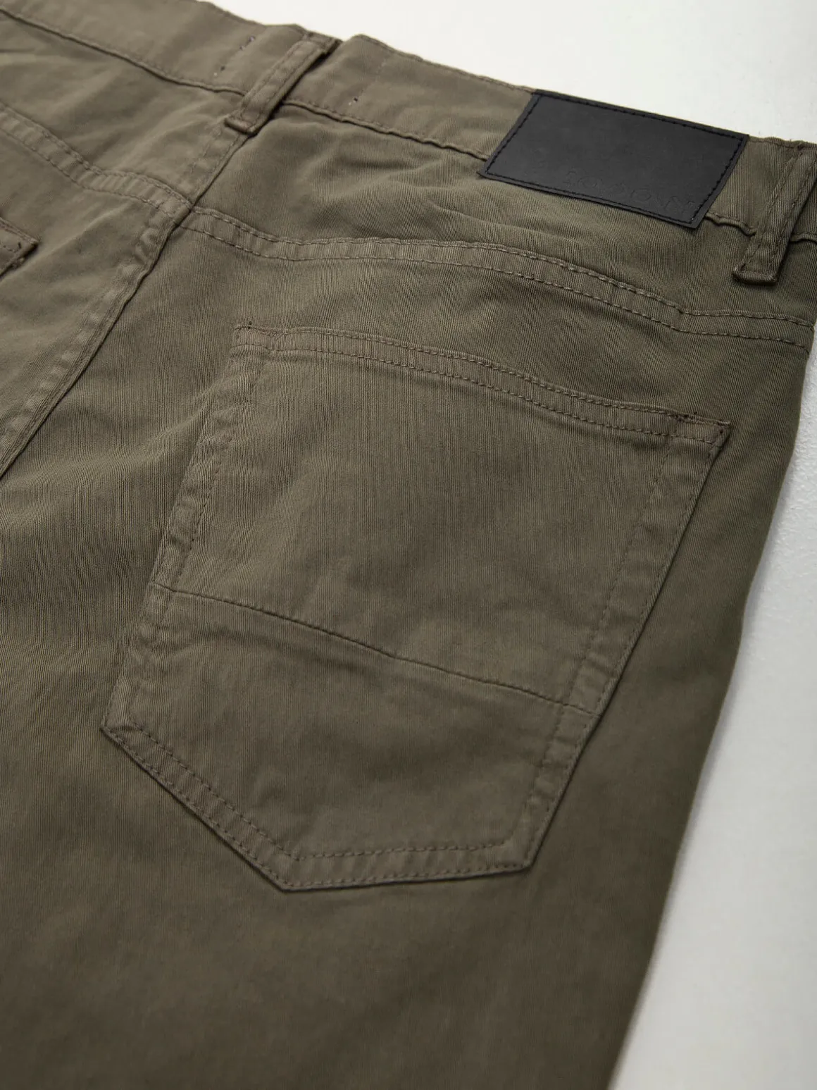 Calças sarja com bolsos