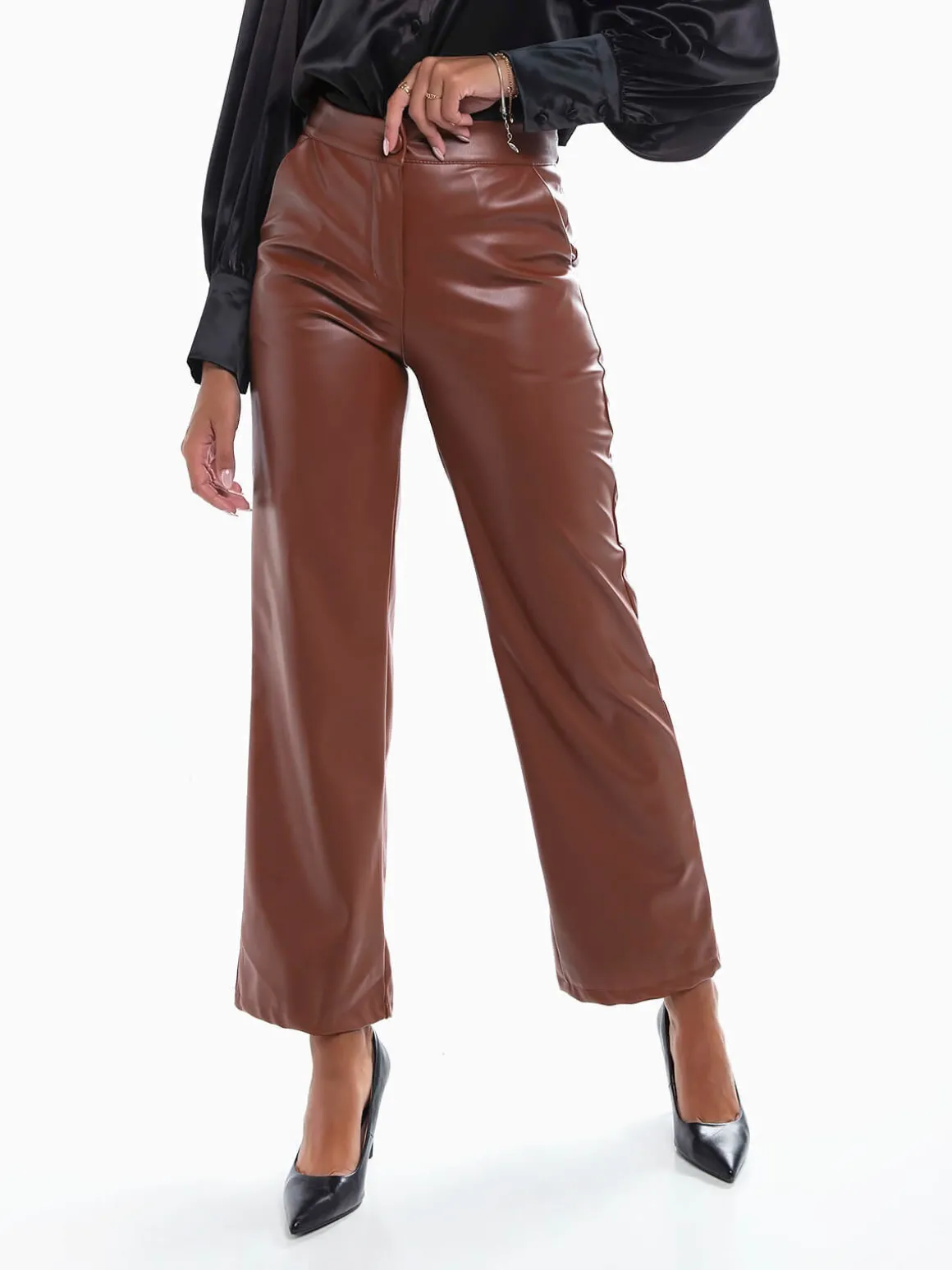 Calças straight leg efeito pele