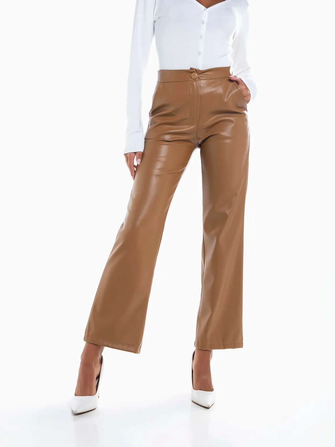 Calças straight leg efeito pele