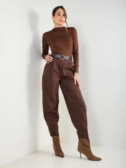 Calças tapered efeito camurça com cinto