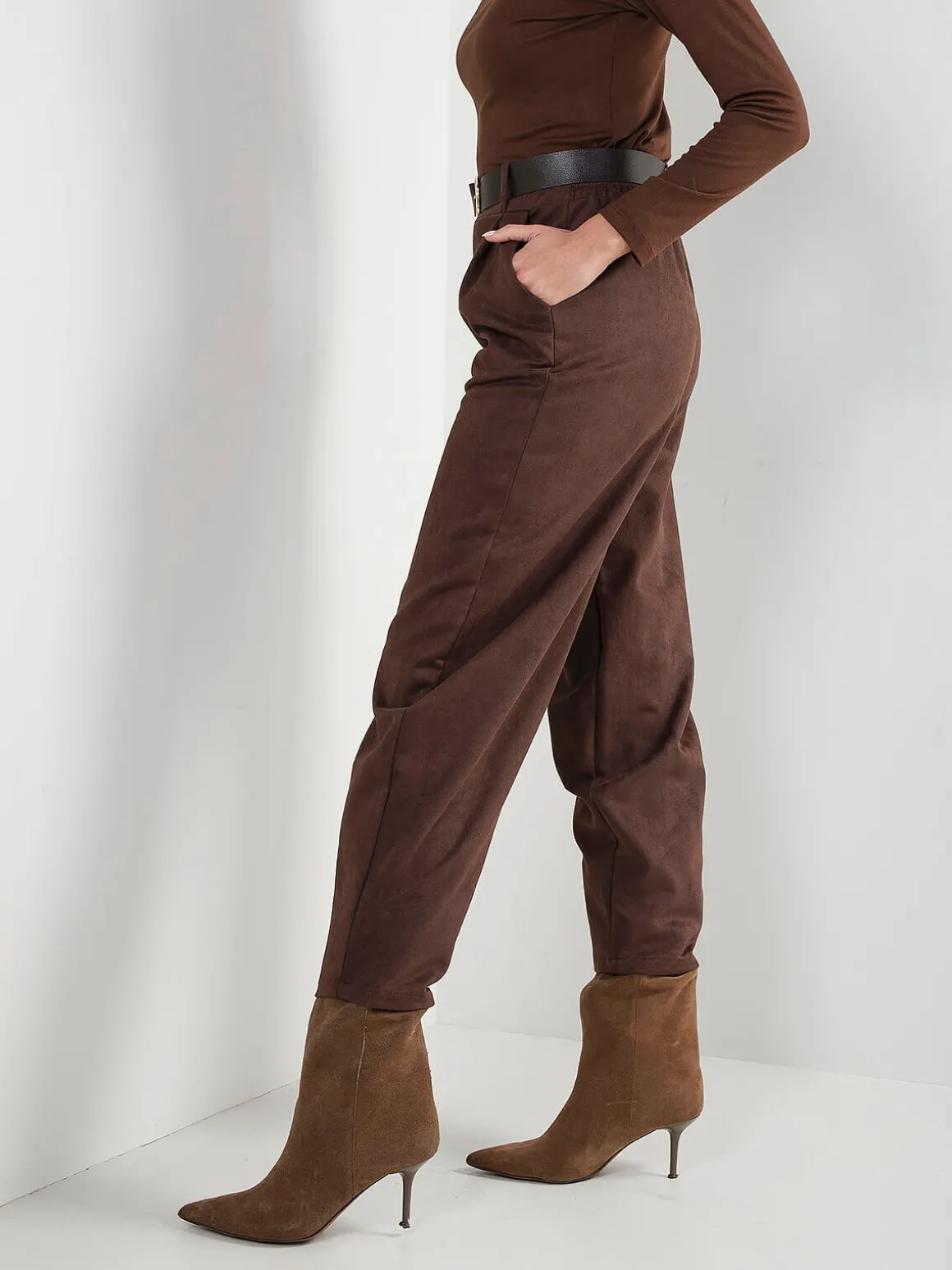 Calças tapered efeito camurça com cinto