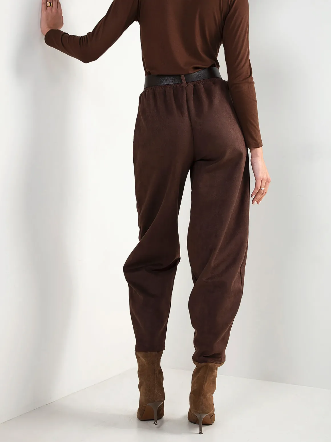 Calças tapered efeito camurça com cinto