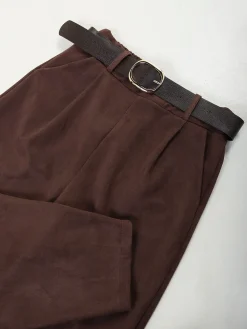 Calças tapered efeito camurça com cinto