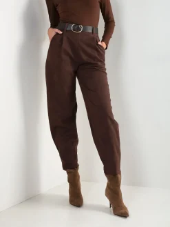 Calças tapered efeito camurça com cinto