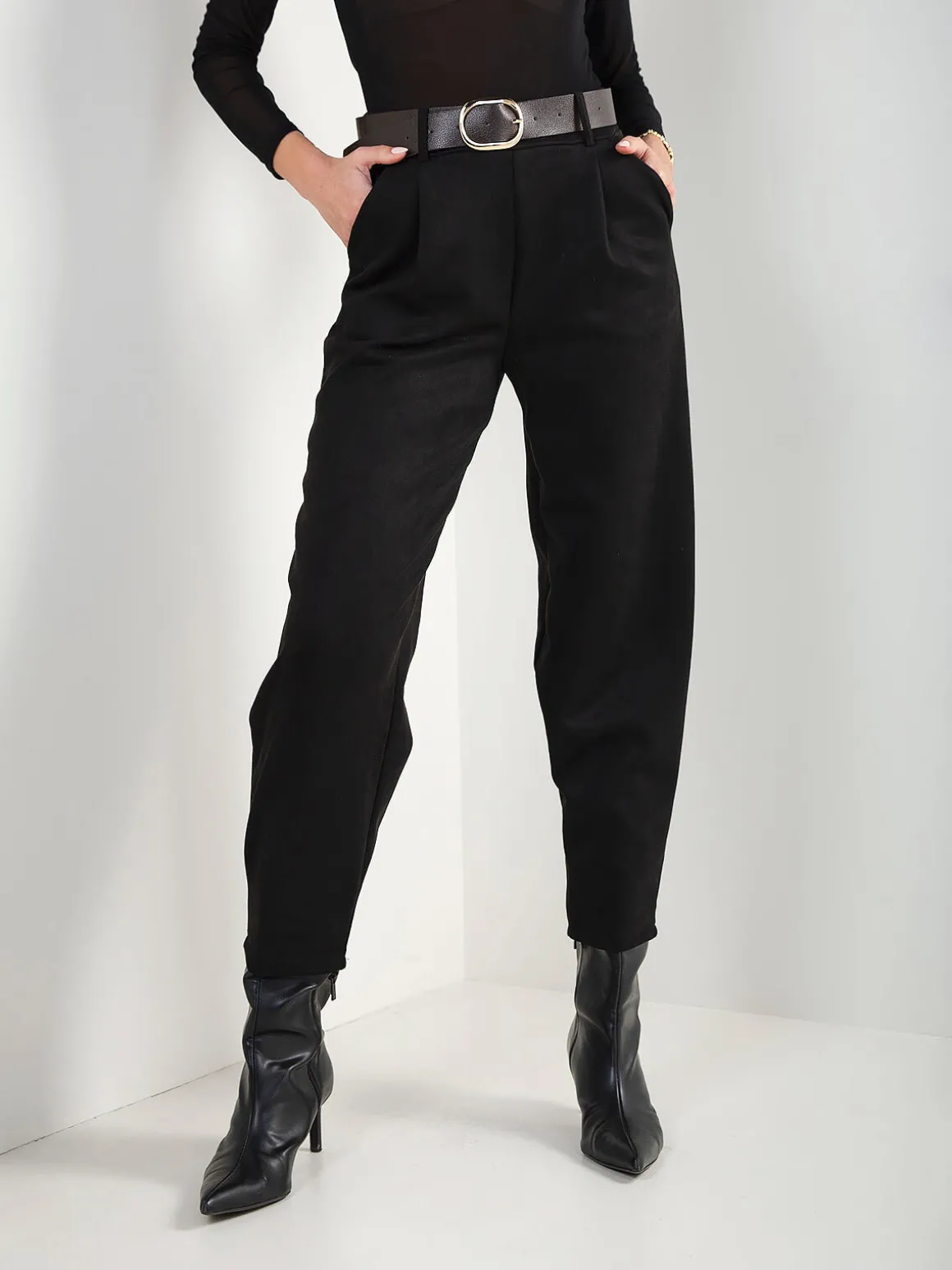 Calças tapered efeito camurça com cinto