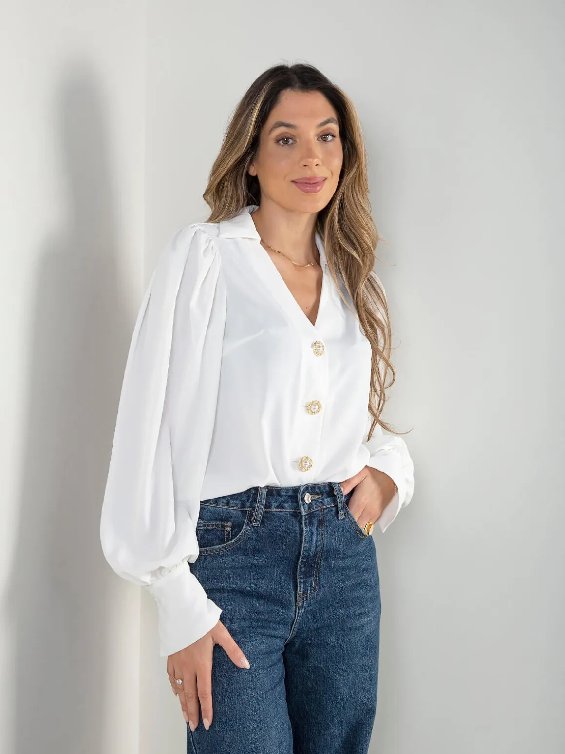 Camisa acetinada com manga abalonada