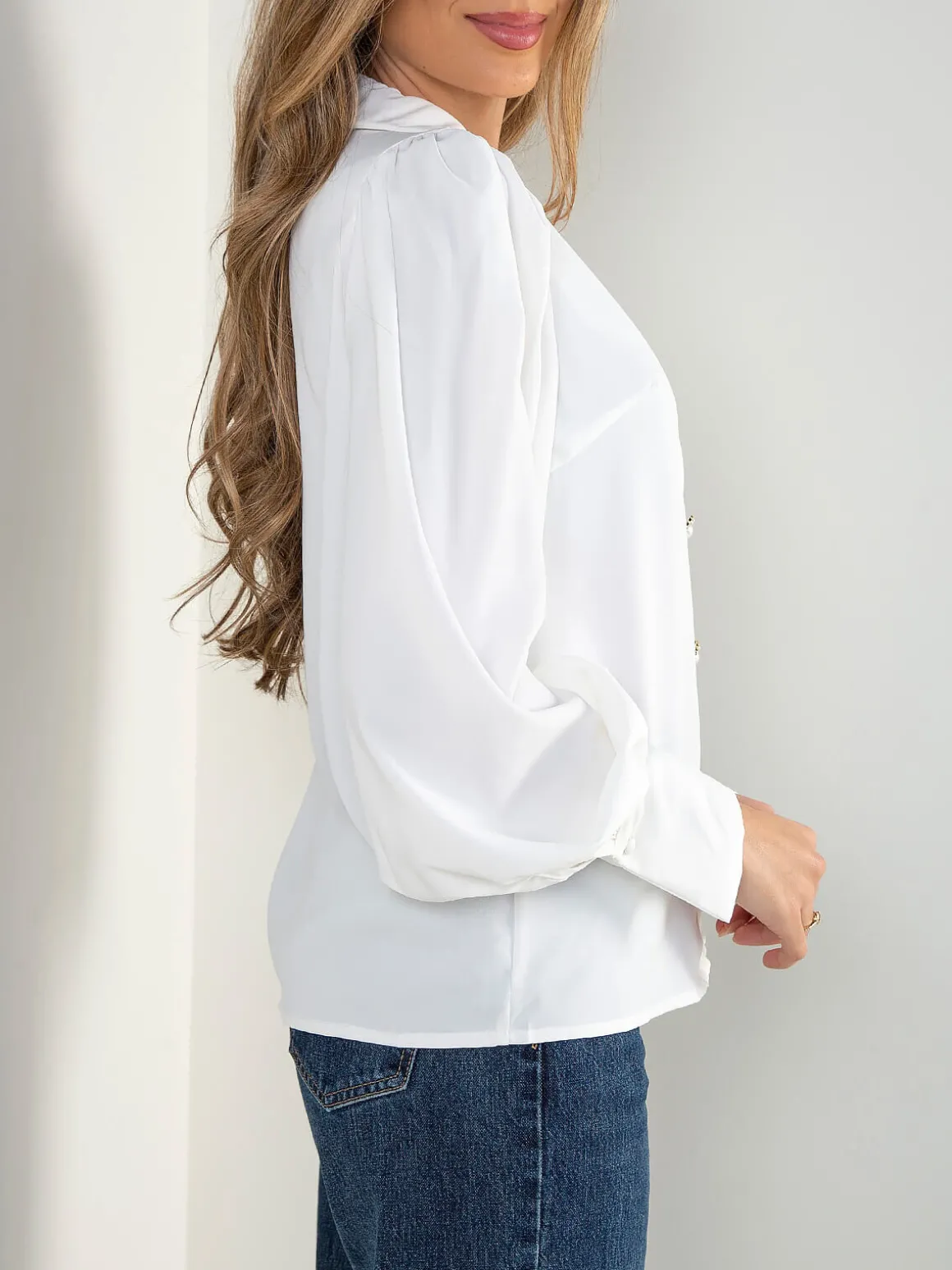 Camisa acetinada com manga abalonada