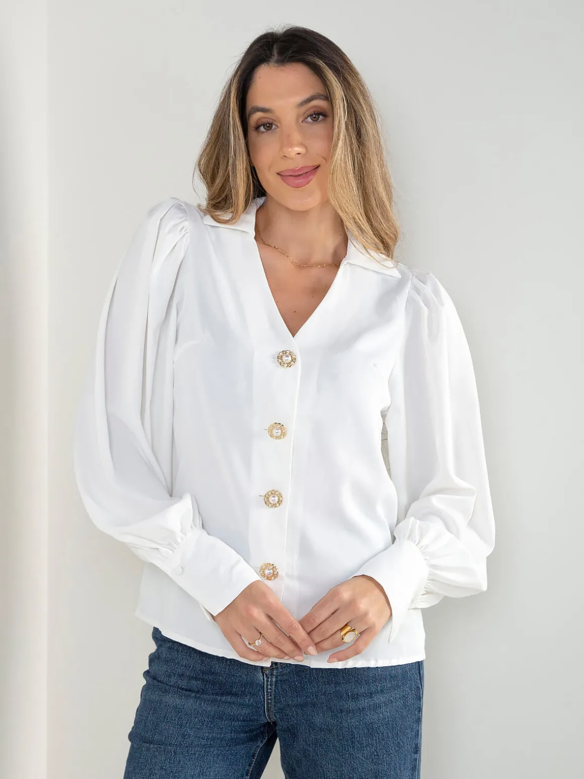 Camisa acetinada com manga abalonada