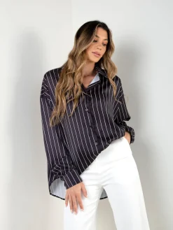 Camisa acetinada preta às riscas