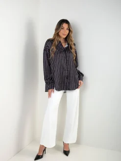 Camisa acetinada preta às riscas