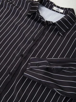 Camisa acetinada preta às riscas