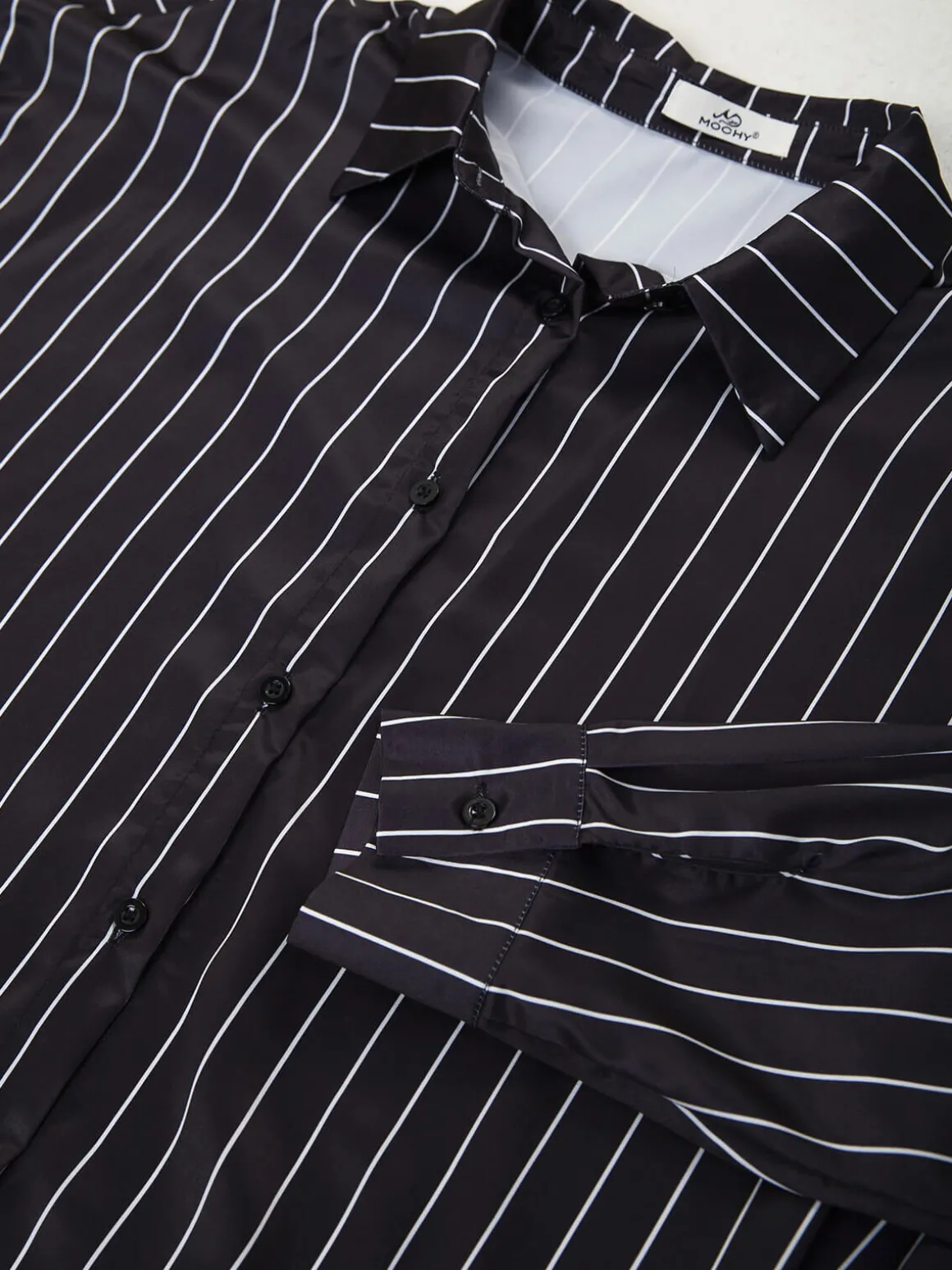 Camisa acetinada preta às riscas