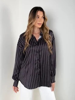 Camisa acetinada preta às riscas