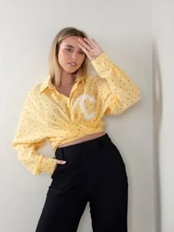 Camisa amarela às riscas com corações