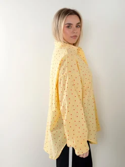 Camisa amarela às riscas com corações