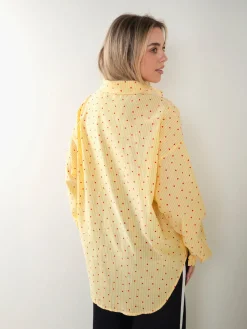 Camisa amarela às riscas com corações