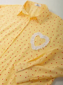 Camisa amarela às riscas com corações