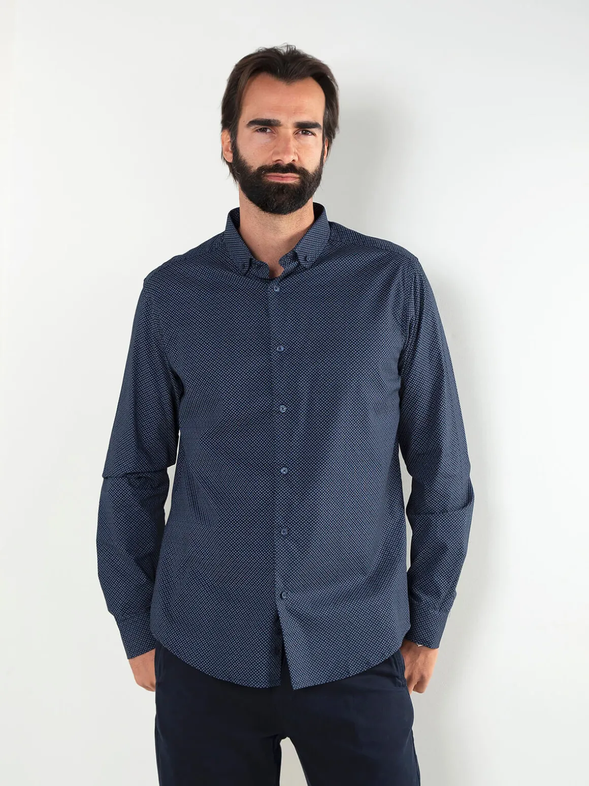 Camisa azul marinho com micro estampado