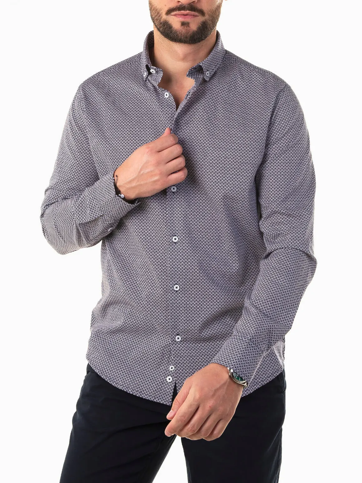 Camisa azul marinho com padrão losangos