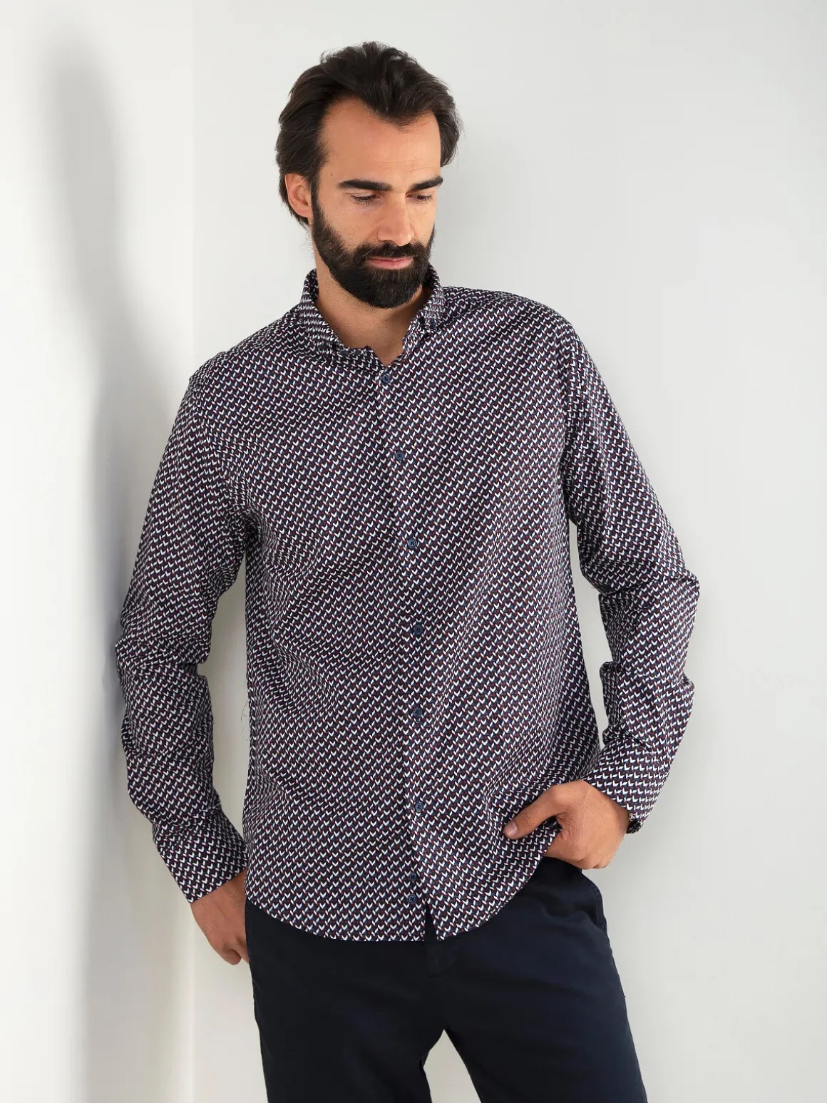 Camisa azul marinho com padrão