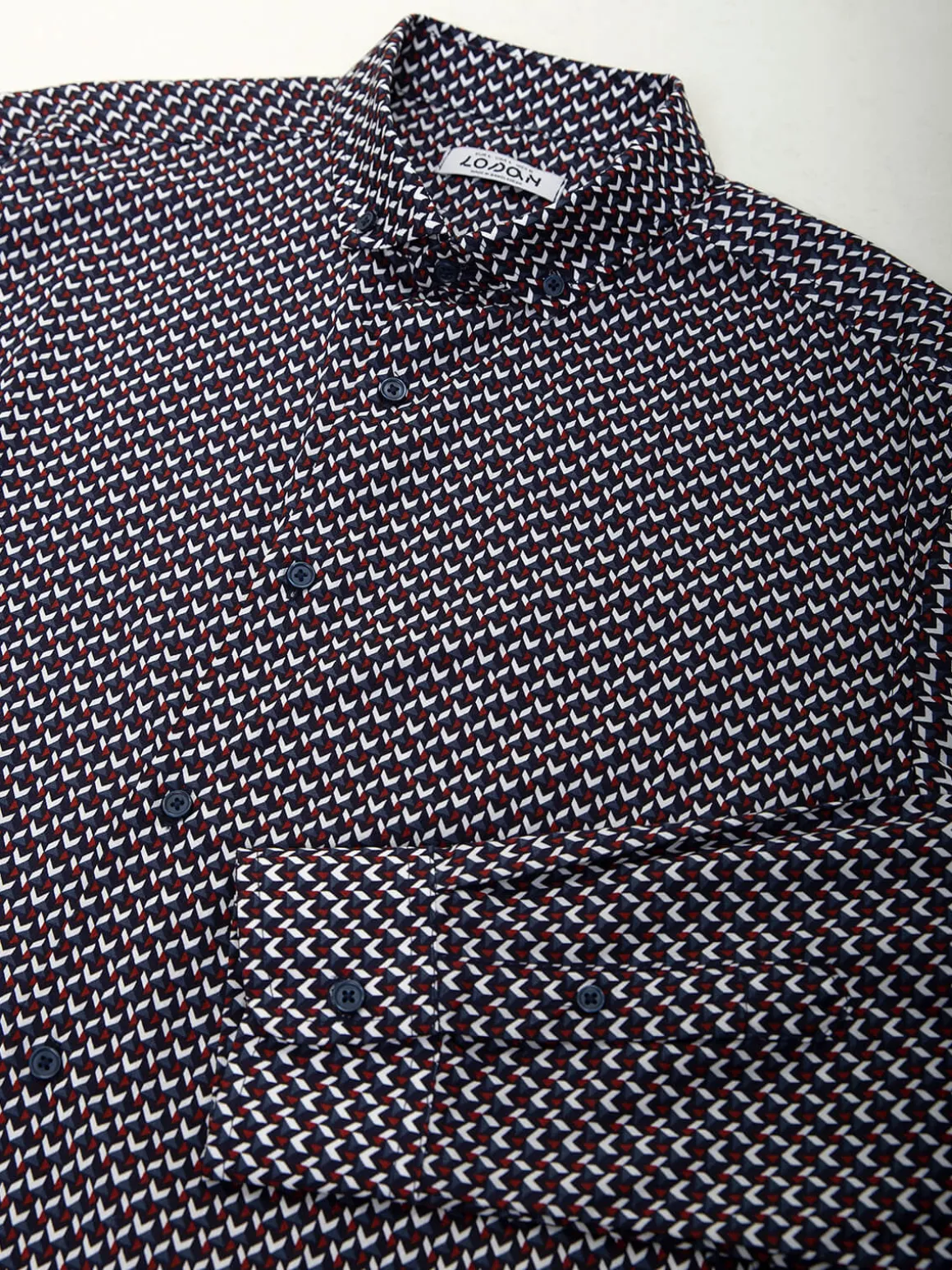 Camisa azul marinho com padrão