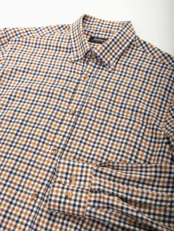 Camisa bege aos quadrados