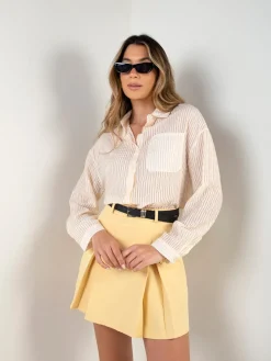 Camisa bege semitransparente às riscas