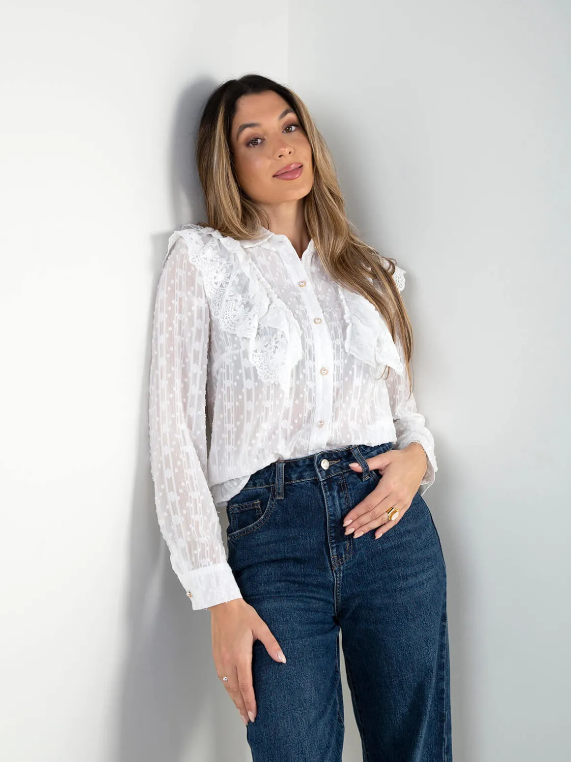 Camisa bordada com renda