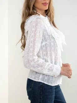 Camisa bordada com renda